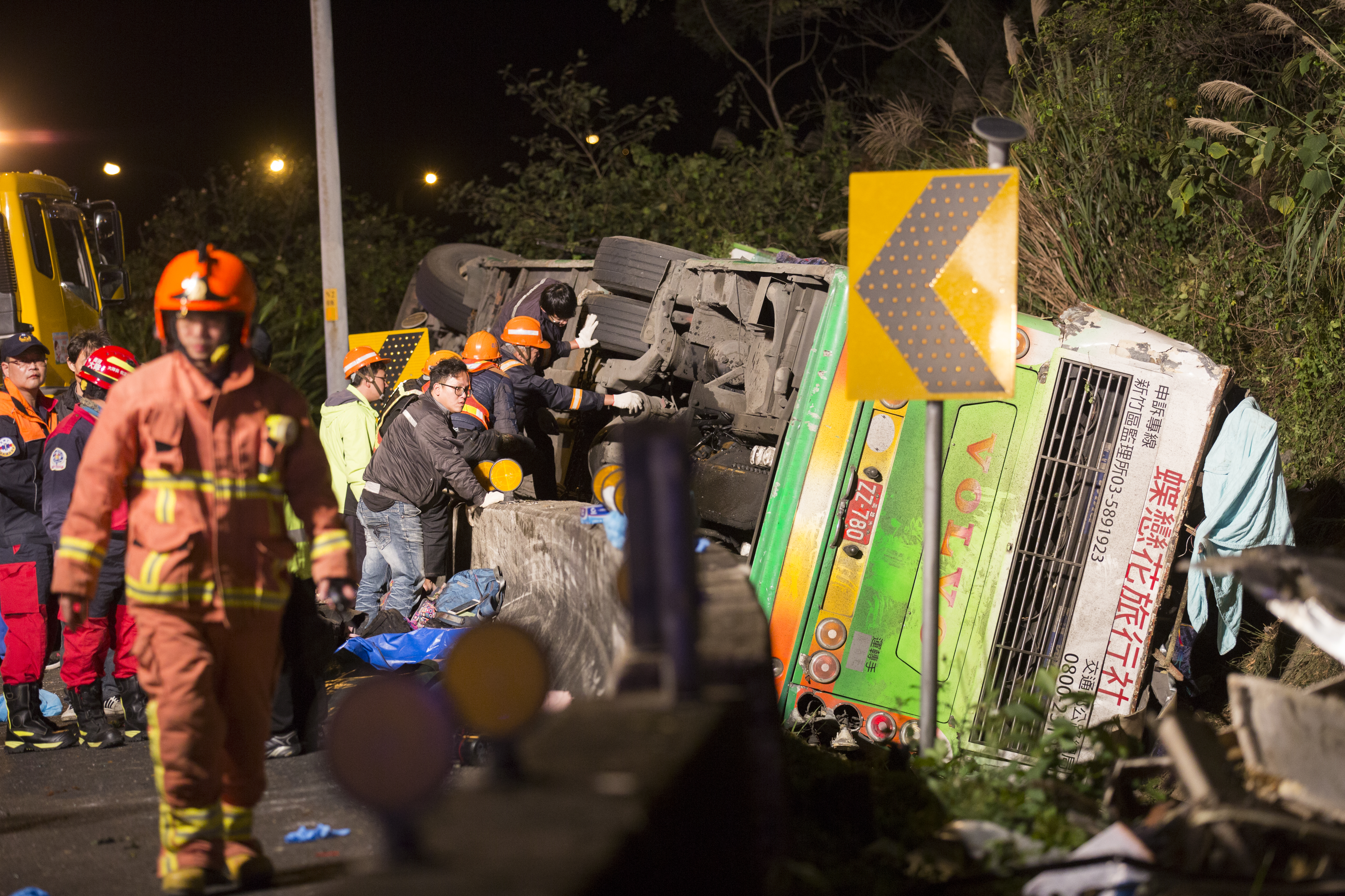 發生事故的老舊遊覽車疑似變造車體，導致車身過高，才會翻過約70公分高的護欄。