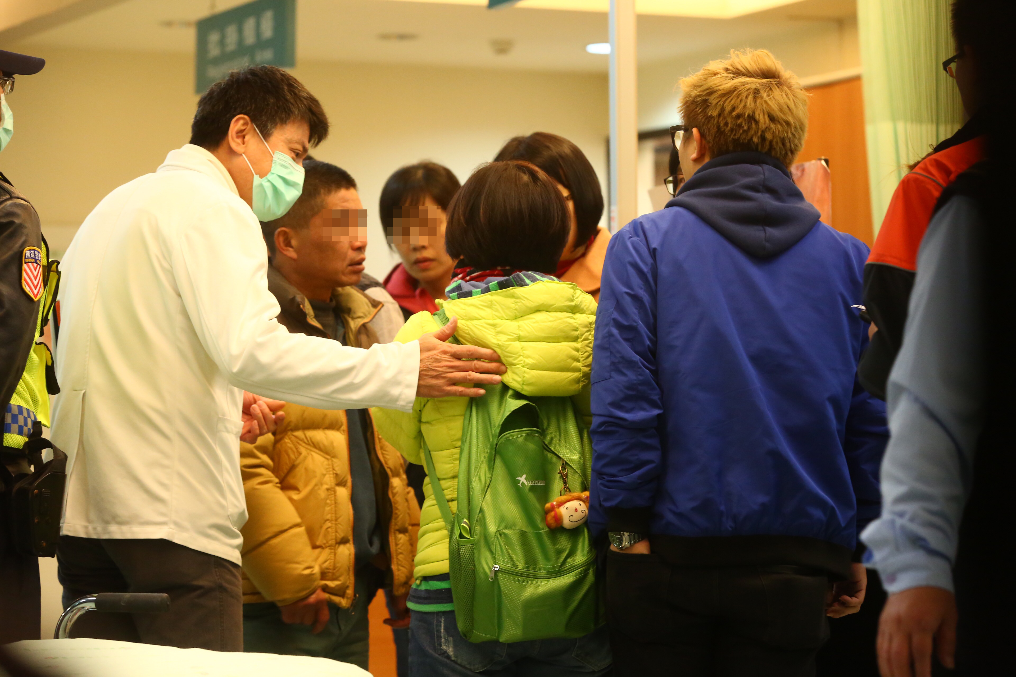 家屬在醫院尋找自己的親人。