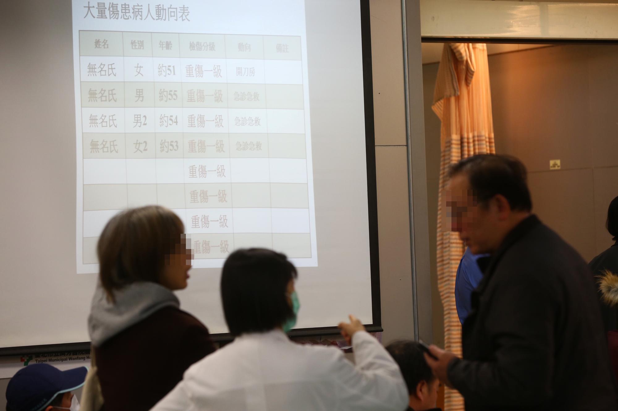 昨晚發生遊覽車翻覆重大事故，消防單位全力搶救，醫院系統也立刻啟動大量救傷機制。