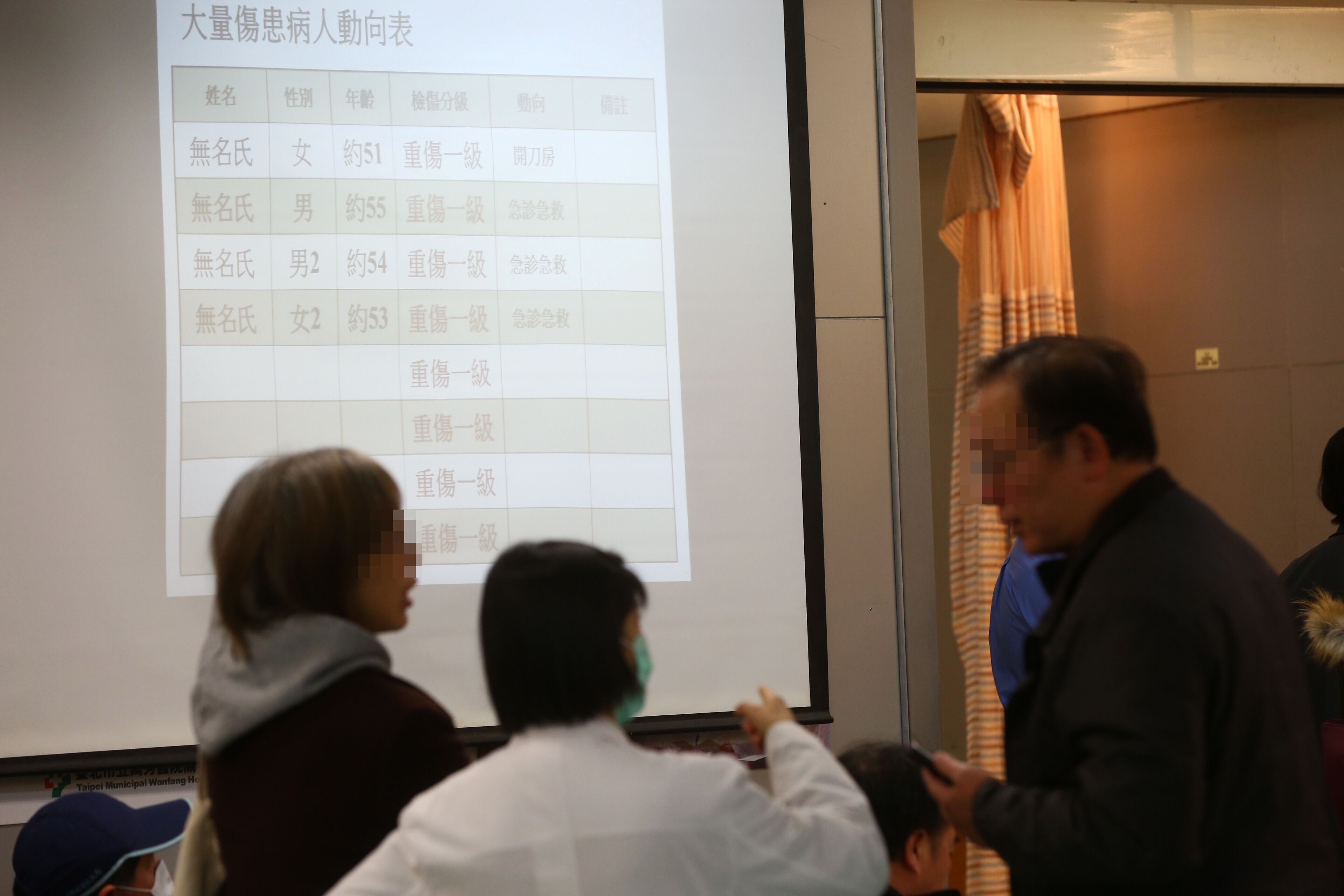 昨晚發生遊覽車翻覆重大事故，消防單位全力搶救，醫院系統也立刻啟動大量救傷機制。