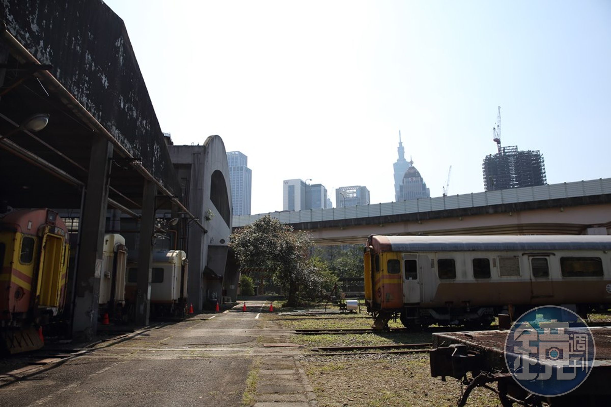 台北機廠位於台北市精華區內，從鐵道旁就能看到市民大道以及台北101  ，但因指定為國定古蹟，台鐵局至少損失500億元的開發利益。