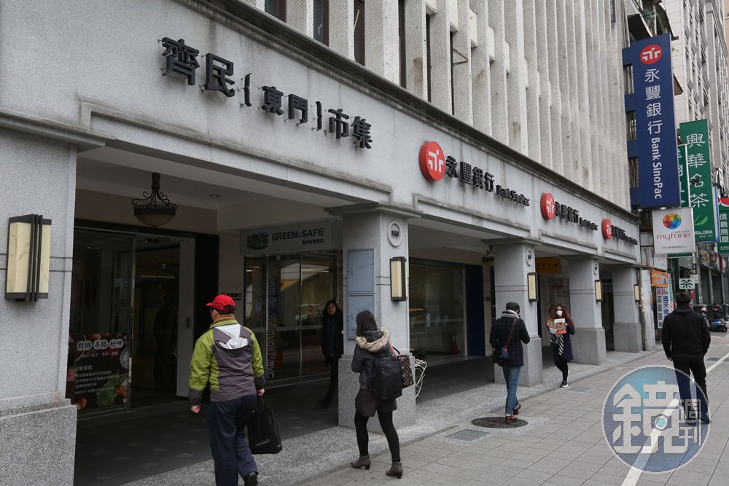 何奕佳備受何壽川寵愛，掌管的生機食材店面就開在永豐分行旁。