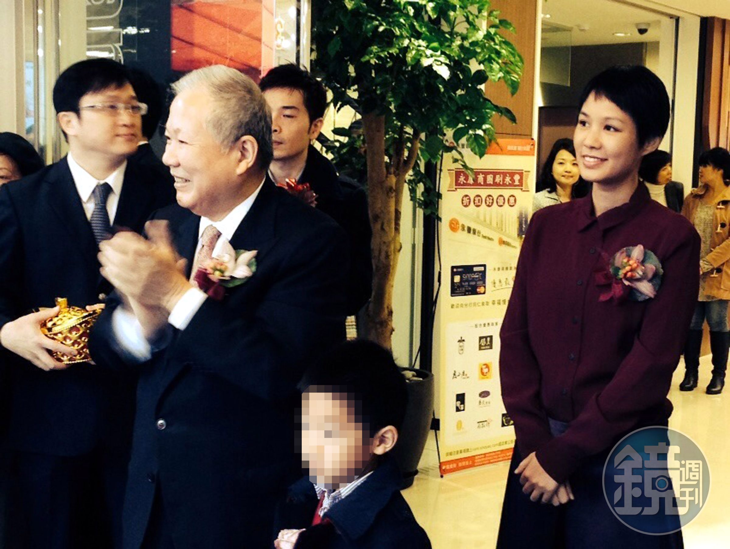 何壽川夫婦疼女兒何奕佳，不僅同住，還贈股給外孫。