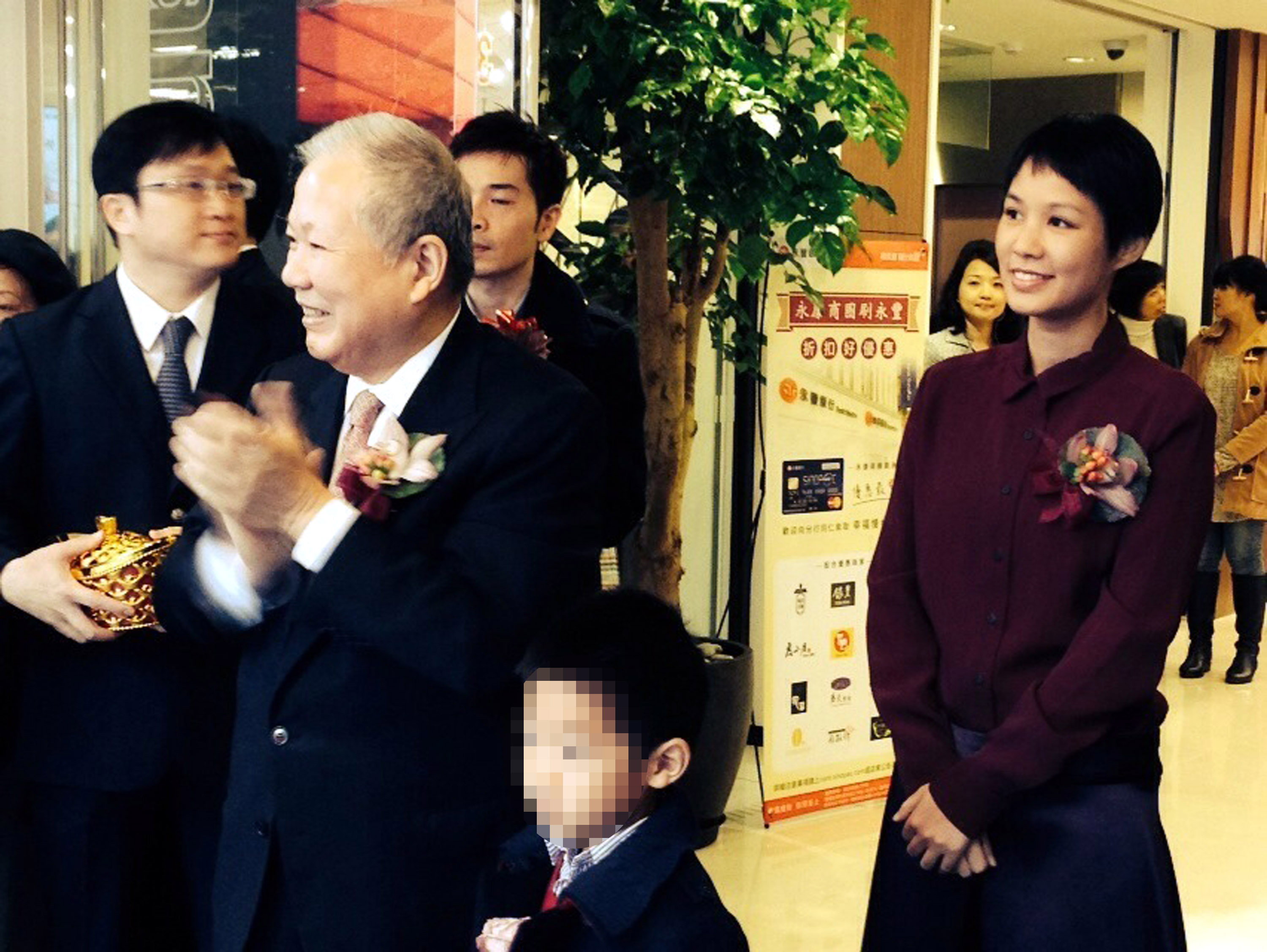 何壽川夫婦疼女兒何奕佳，不僅同住，還贈股給外孫。