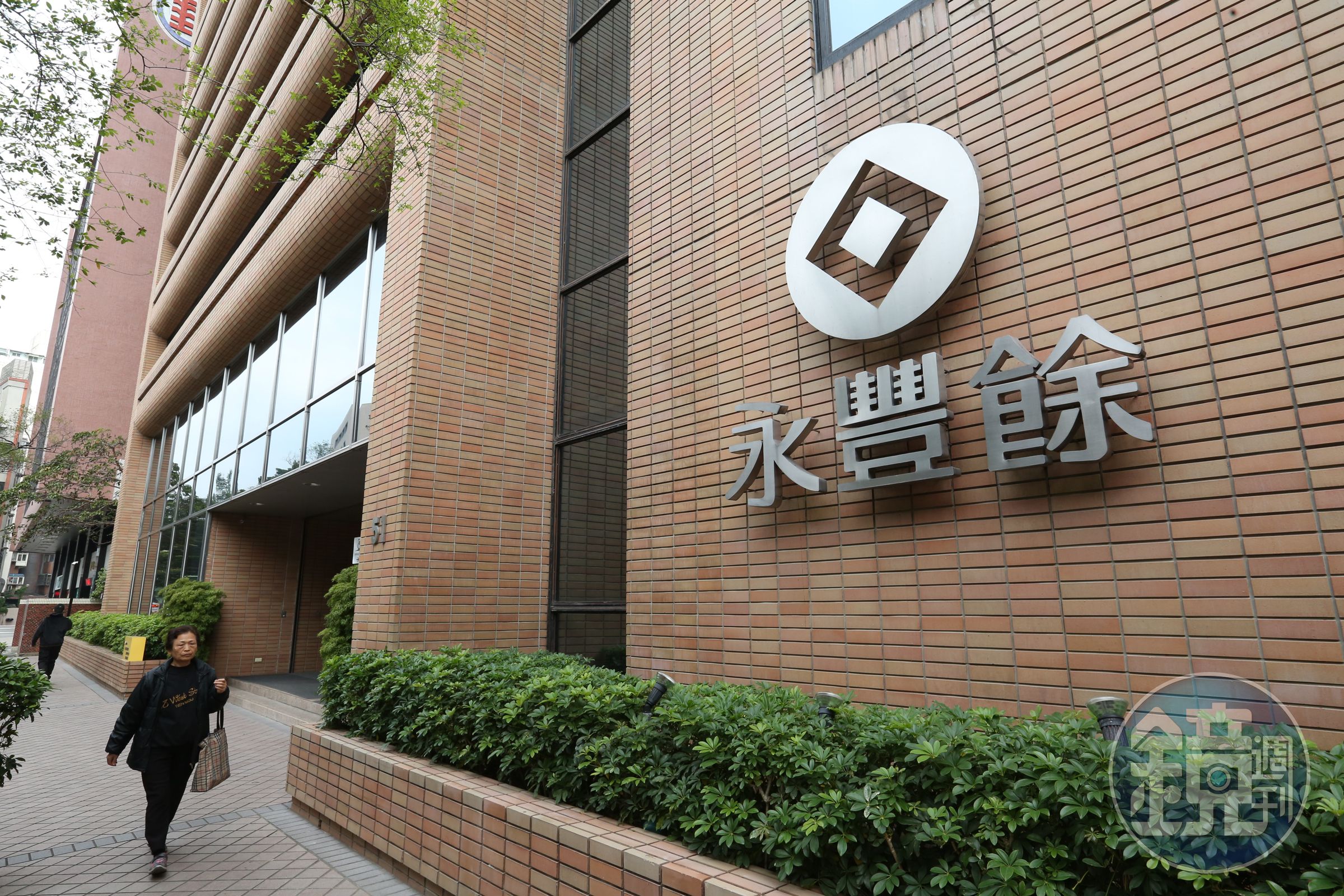 永豐餘何家親戚眾多，新光吳家、台南幫都有姻親關係。