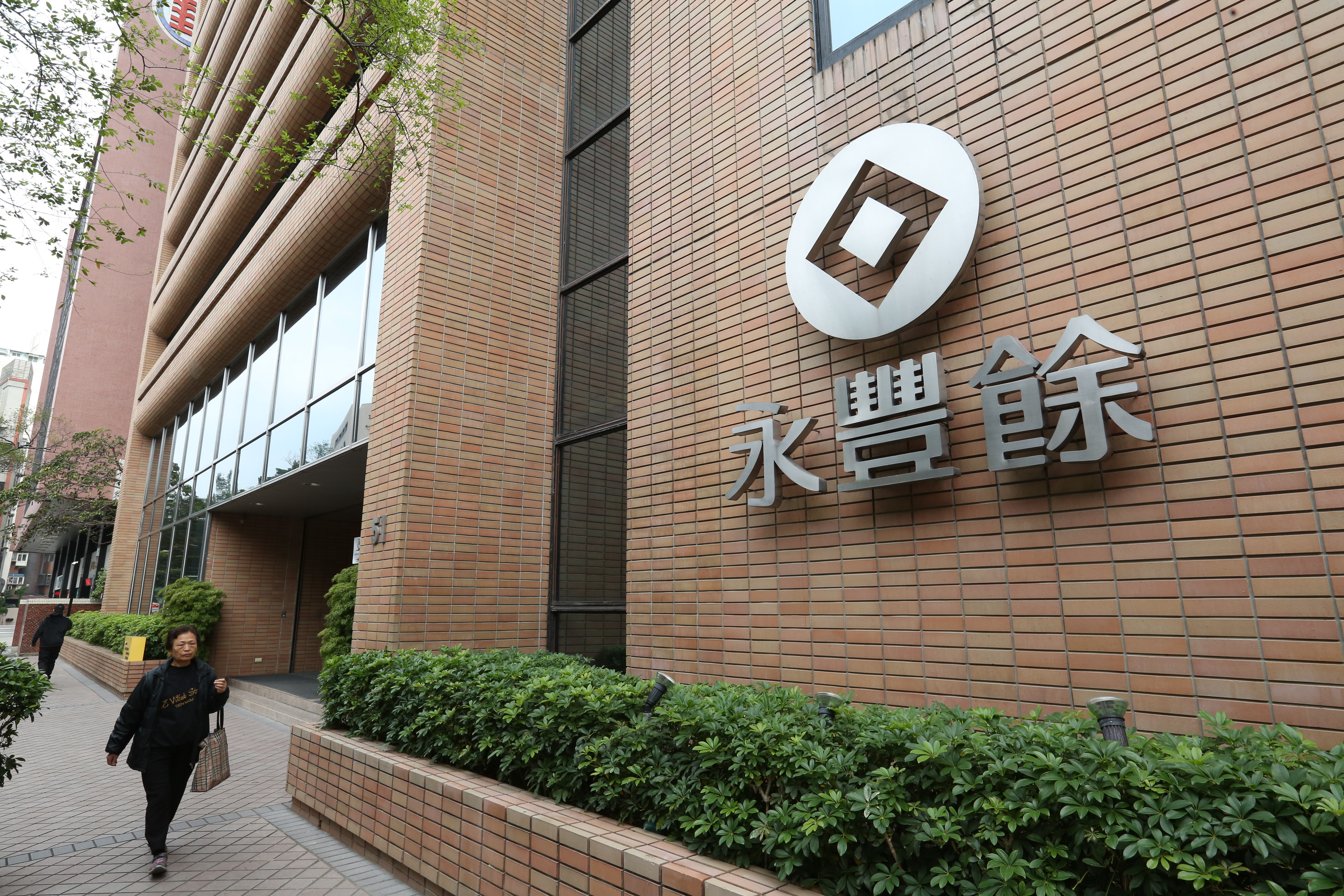 永豐餘何家親戚眾多，新光吳家、台南幫都有姻親關係。