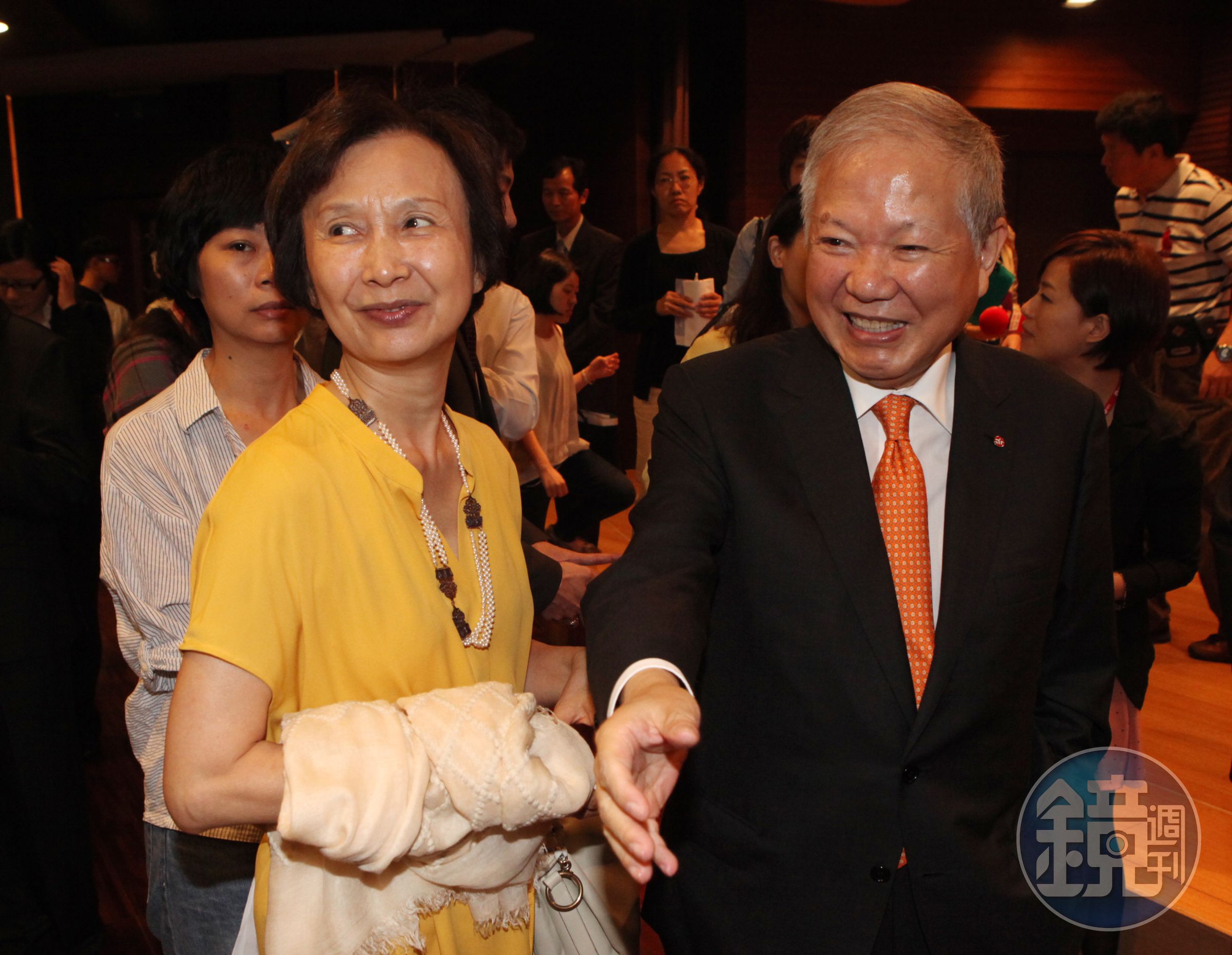 何壽川和太太張杏如感情好，兩人常相約吃中飯。