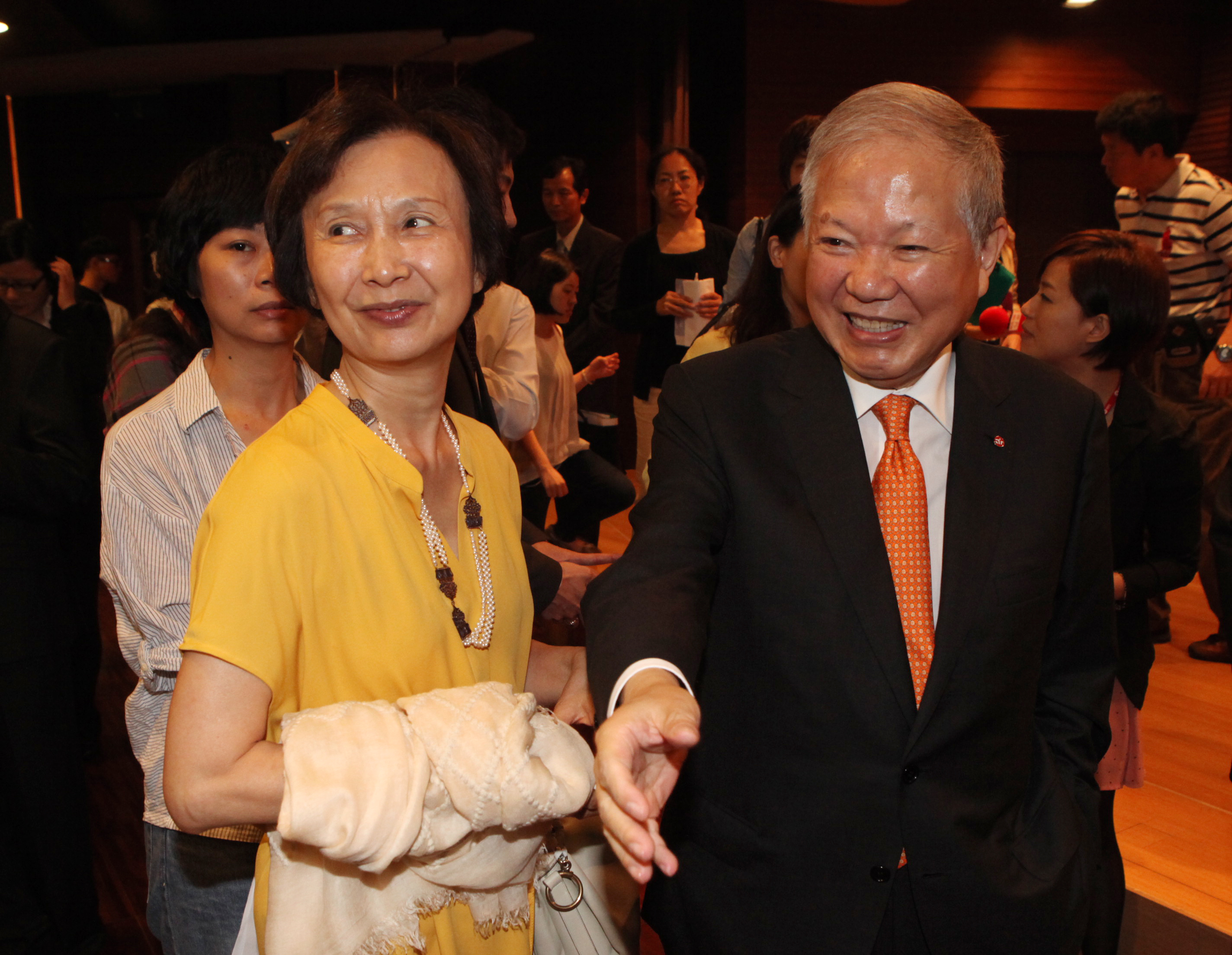 何壽川和太太張杏如感情好，兩人常相約吃中飯。