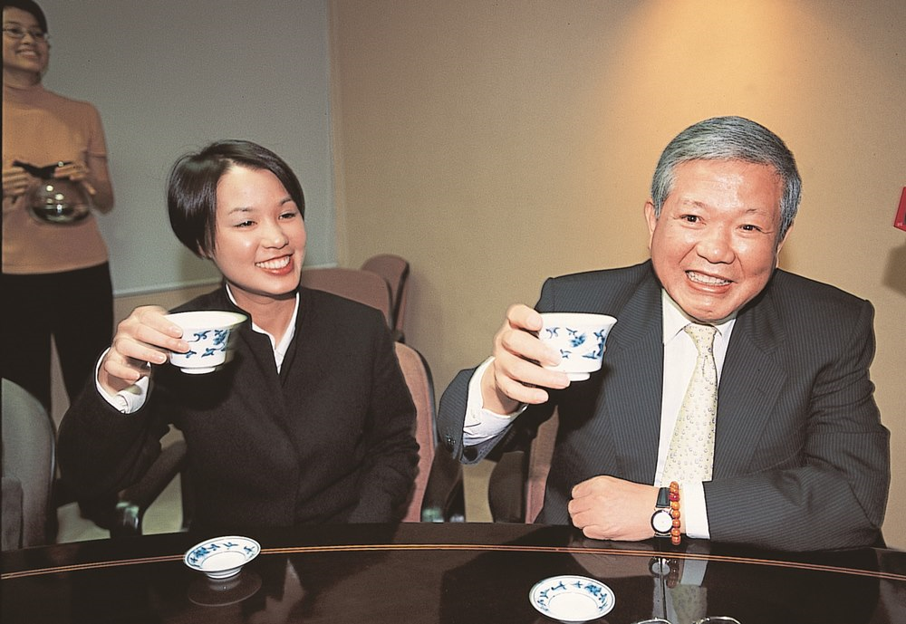 出身自永豐餘何家的何奕佳（左），衣食無缺，一頭栽入生技市場，頗受何壽川（右）、張杏如夫婦支持。