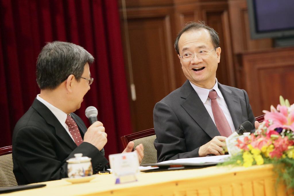 司法院長許宗力(右)對被指黑箱,強調與被推薦者司改理念相同。