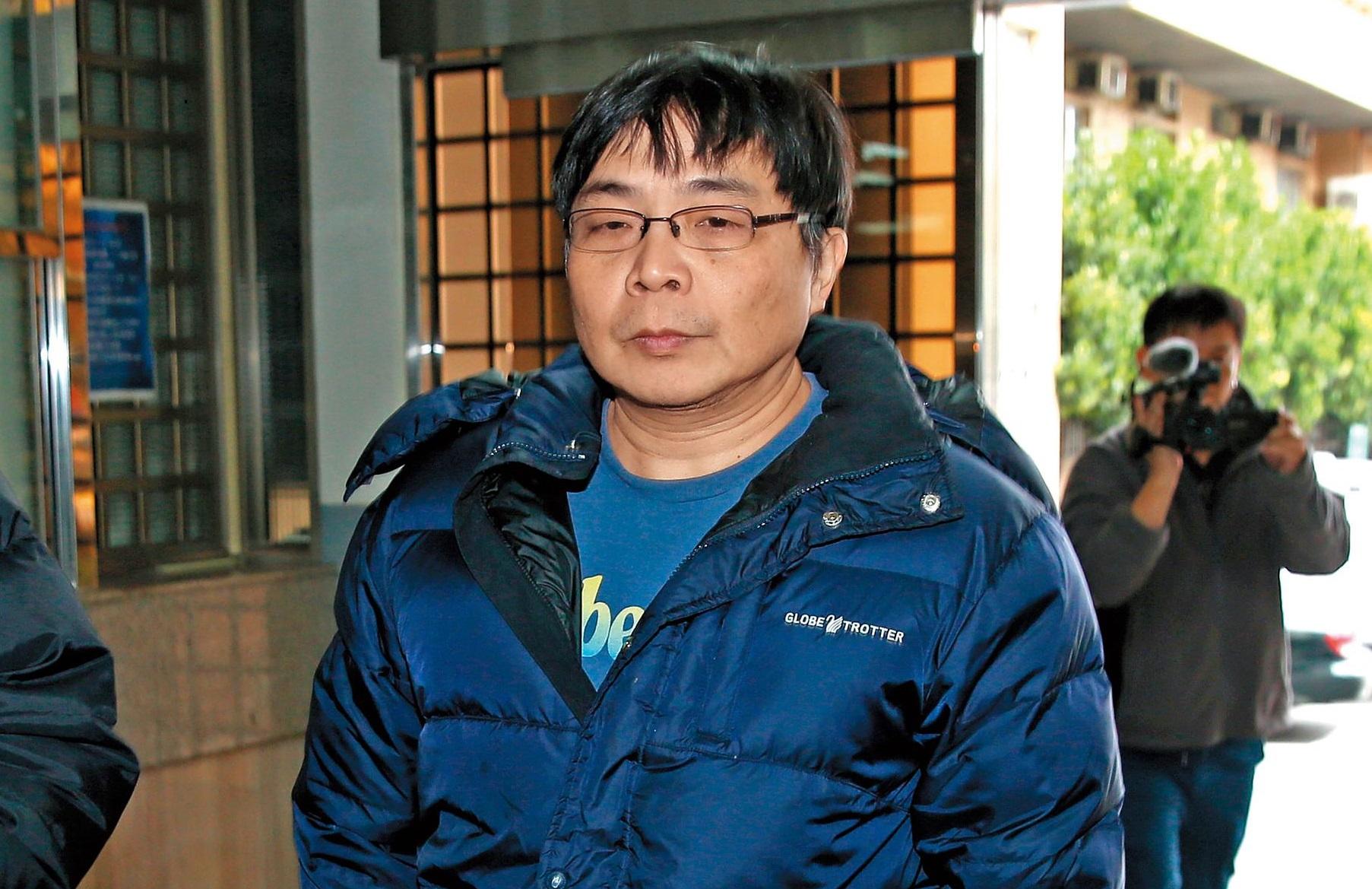 假軍情局少將盛重遠13日遭憲兵隊移送新北地檢署複訊,檢察官將他聲請羈押禁見。