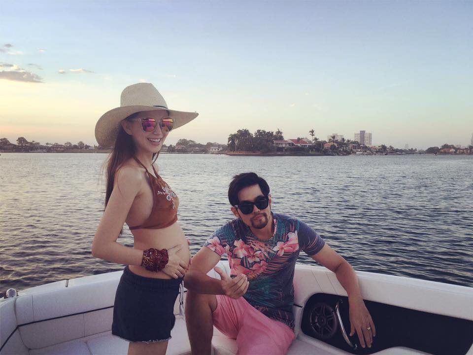 周杰倫與昆凌結婚3年，周杰倫在情人節放閃光照，也證實昆凌懷了第二胎。（翻攝自周杰倫臉書）