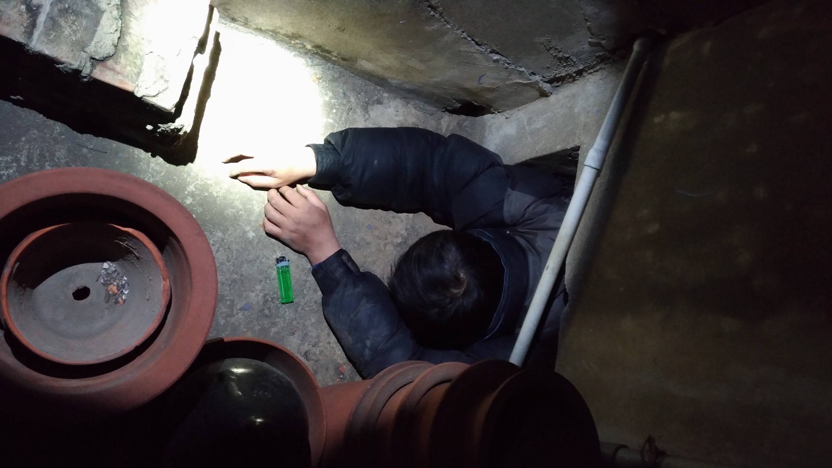 哥哥阿昆躲在水塔底下的洞穴,被警方搜出。