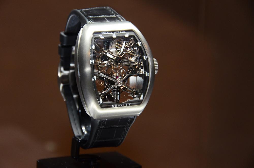 FRANCK MULLER的Vanguard Gravity錶款擁有目前錶壇最大的陀飛輪框架,其尺寸達21.2mm,而且採用3D立體的弧形籠架造型,使其旋轉的景觀更具視覺震撼力。今年,製錶師進一步把機芯完全鏤空,同樣採用立體建築結構,使齒輪系與陀飛輪被架在空中旋轉,迫力更加驚人。