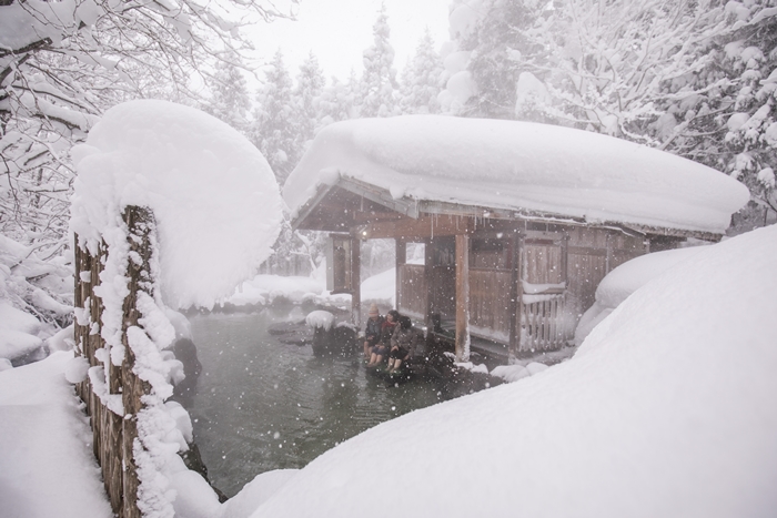 蟹場溫泉位置隱密，很適合個性害羞的湯客（礙於尺度請美女泡足湯借我們拍，這裡是裸湯無誤）