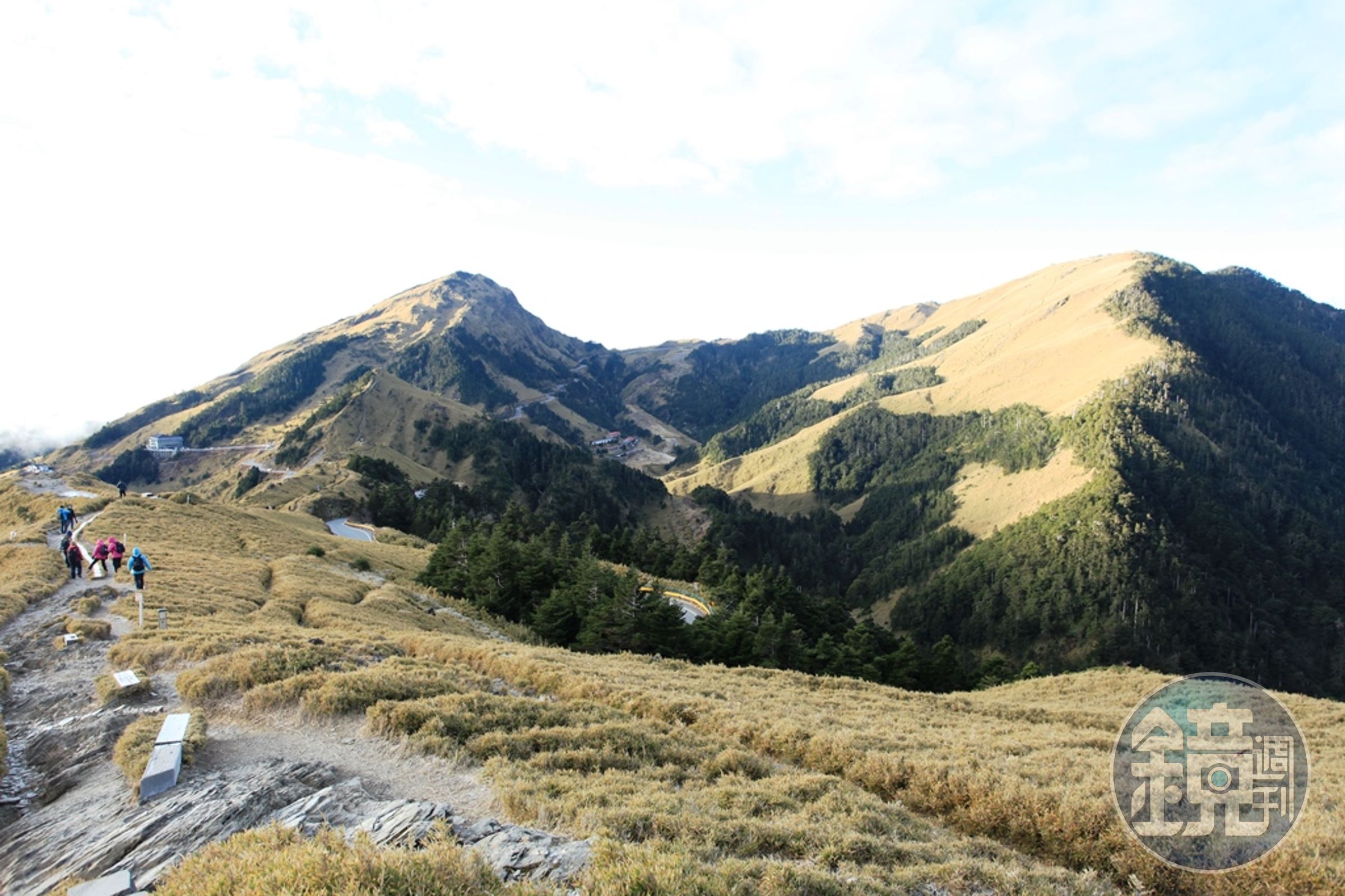 石門山的坡度平緩，適合任何年齡層行走，單程約20分鐘，一旁為東峰（左）及主峰（右）。