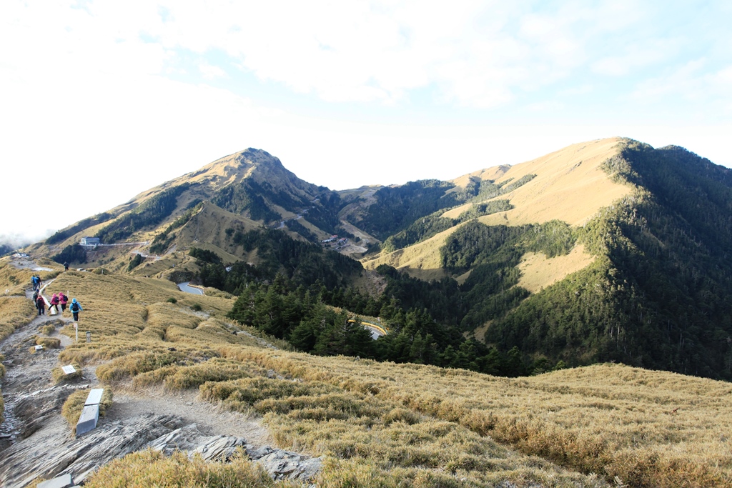 石門山的坡度平緩，適合任何年齡層行走，單程約20分鐘，一旁為東峰（左）及主峰（右）。