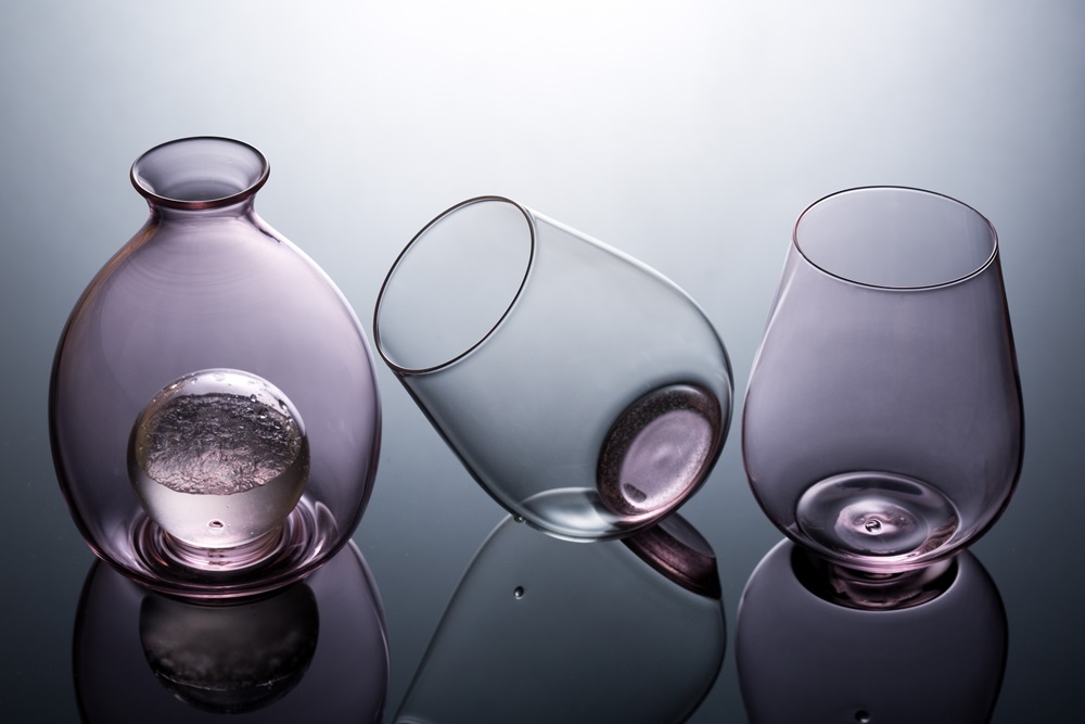 來自台灣的Animitta吟釀酒壺與杯，造型簡單又有質感。（左，粉紅透明冰心酒壺組，5,460元／一壺兩杯、中，清透粉紅吟釀杯，2,500元／只、右，粉紅透明吟釀杯，3,000元／只）