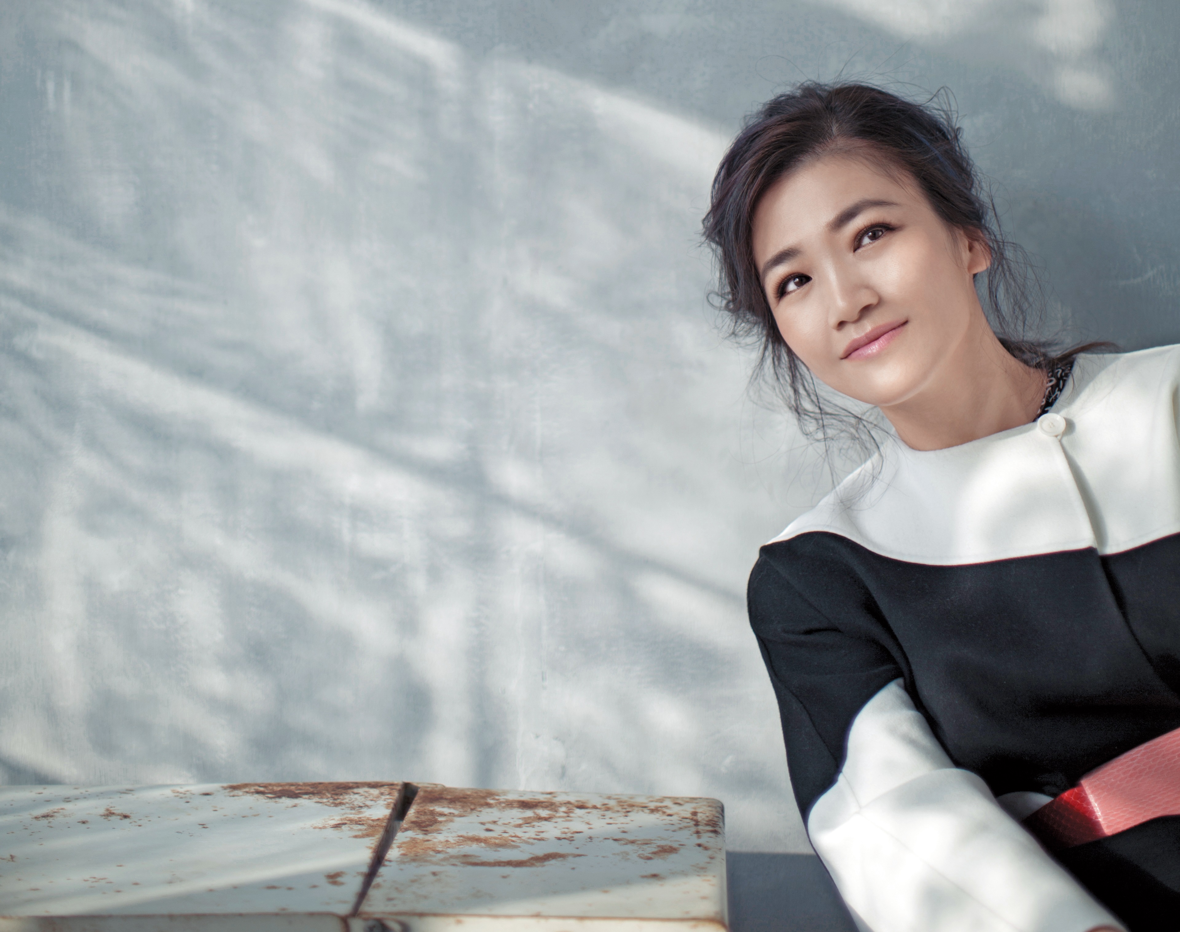 即使站上舞台，黃妃還是內向的人，發現認識的親友在台下，反而會感覺不好意思。因為那個在台上的黃妃，是只給歌迷欣賞，不是給親友看的。 