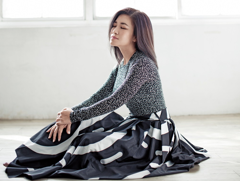 即使站上舞台，她還是內向的人，發現認識的親友在台下，反而會感覺不好意思。因為那個在台上的黃妃，是只給歌迷欣賞，不是給親友看的。 