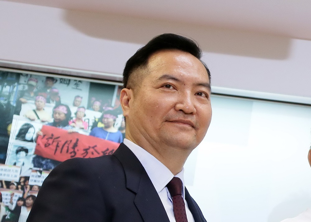 民間司改會常務董事羅秉成將主持司改國是會議第一組分組討論，遭投訴因出國而更改開會時間。