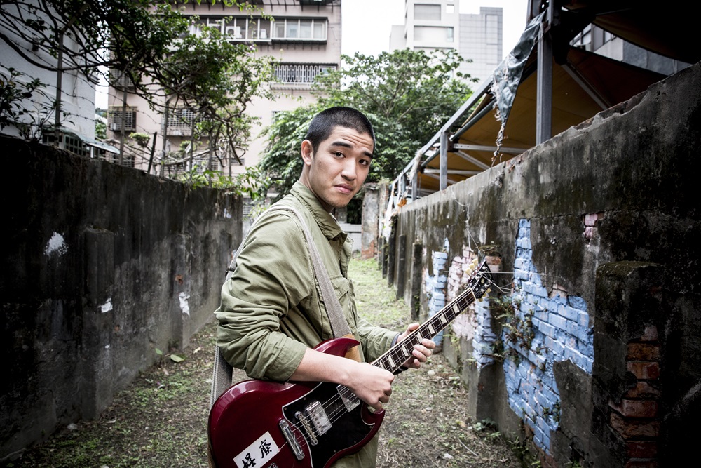 爸爸發病到後來，也無法跟我聊天了，我就拿吉他彈我的創作，他是我第一個聽眾。