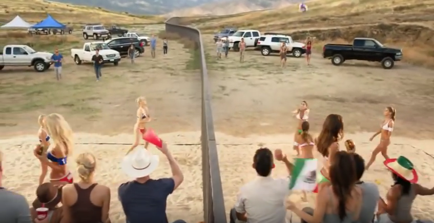 2015年Carl's Jr's漢堡的廣告出現美墨邊境的排球賽，引起熱議。（畫面截自YouTube）