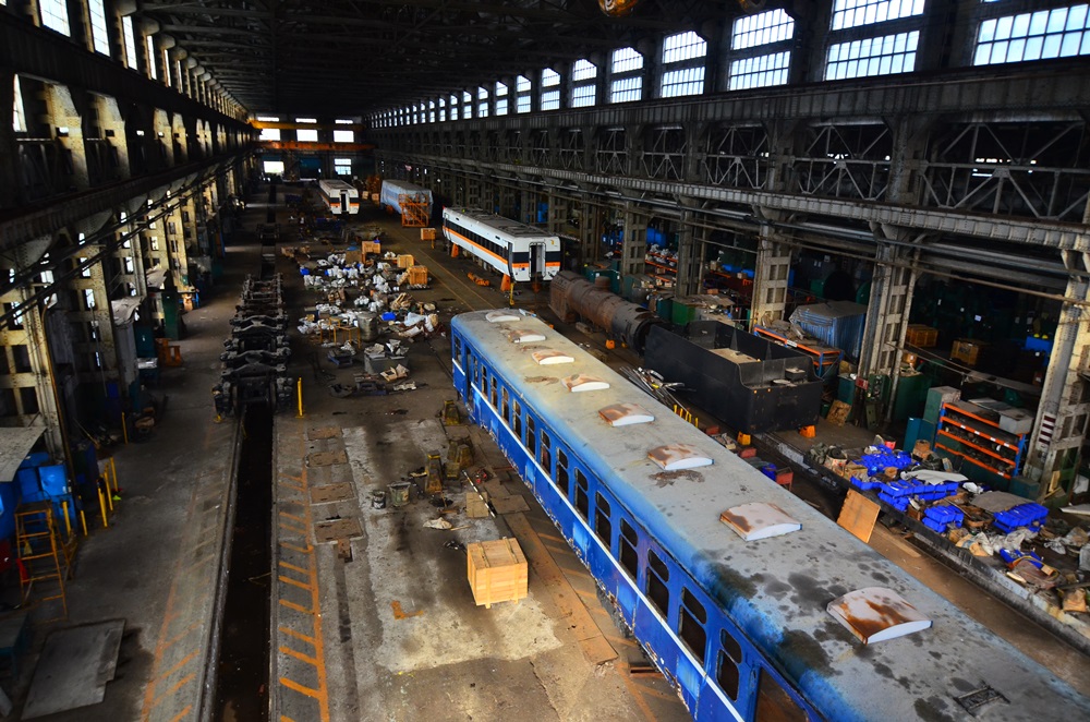 組立工場內可以看到太魯閣號車廂，在這工場內會將轉向架車與體分開維修，因此會  出現火車被吊在半空中的景象，被台鐵人稱為「天車」。