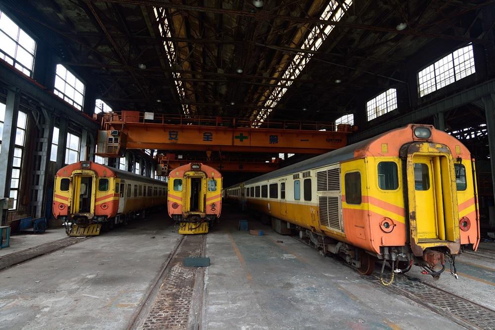 台北機廠車棚內停放多輛第一代電氣化的自強號,因為當時從英國引進加上擁有豪華 內裝,被稱為「英國貴婦」。