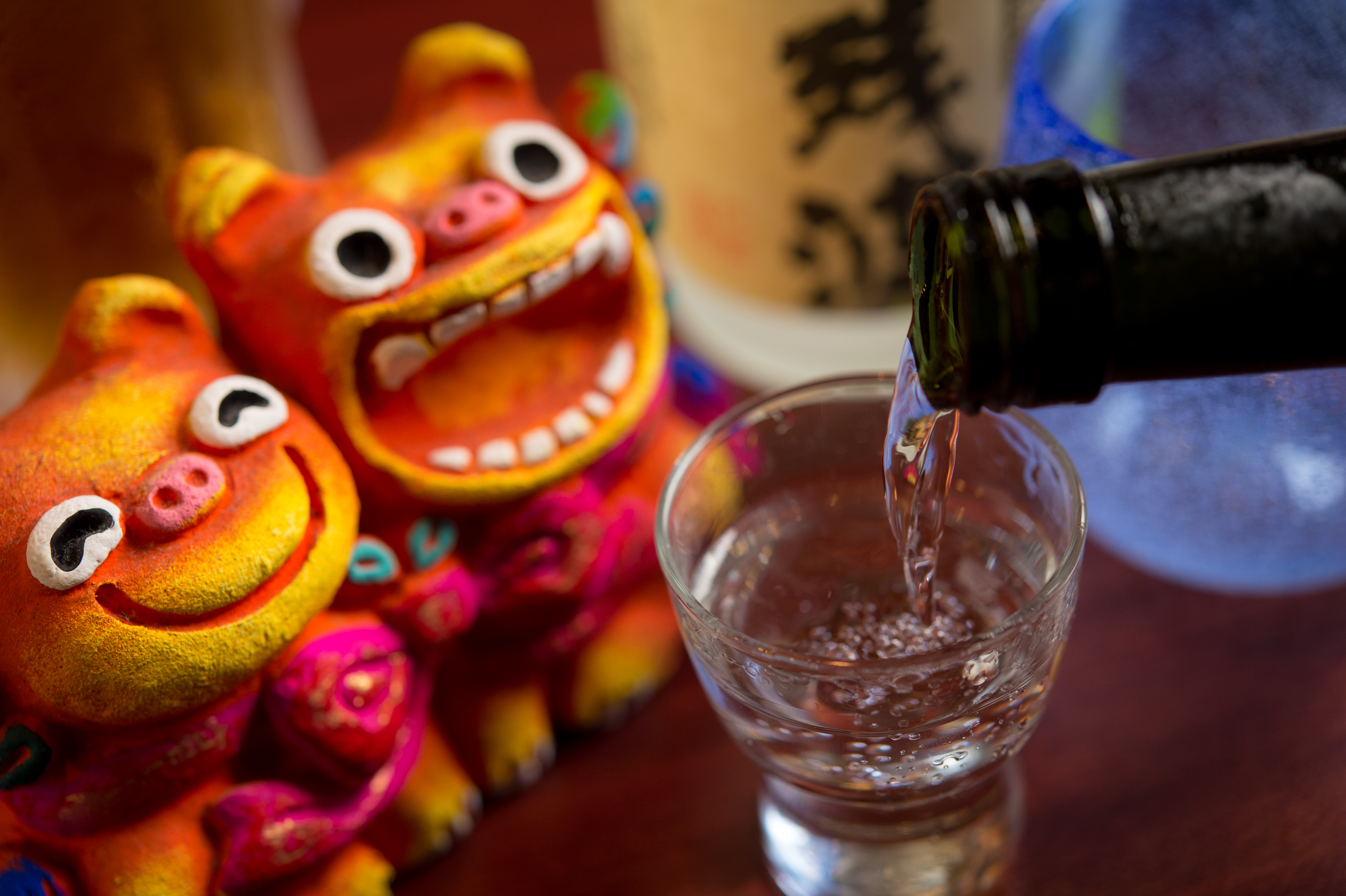 如同所有蒸餾酒,小杯啜飲泡盛最能品味酒體質感,若嫌太烈,當然也可以加冰塊兌水喝。