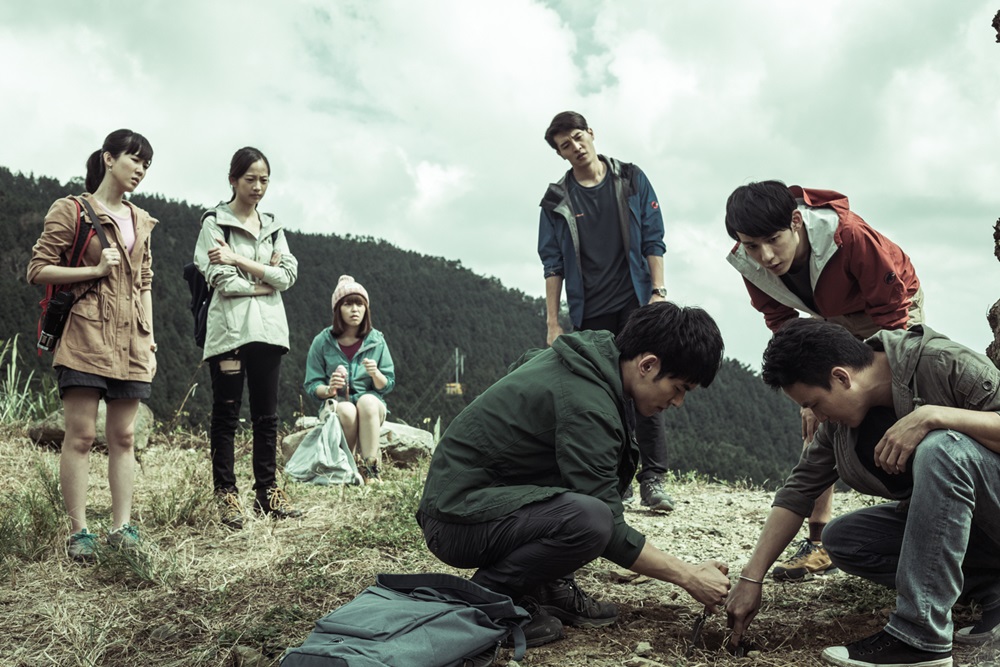 台灣鮮少有碰觸人性灰色地帶的戲劇出現，直到這次植劇場的《天黑請閉眼》，讓觀眾眼睛一亮。