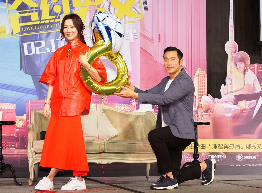 張孝全下跪求婚，鄭秀文卻笑場。