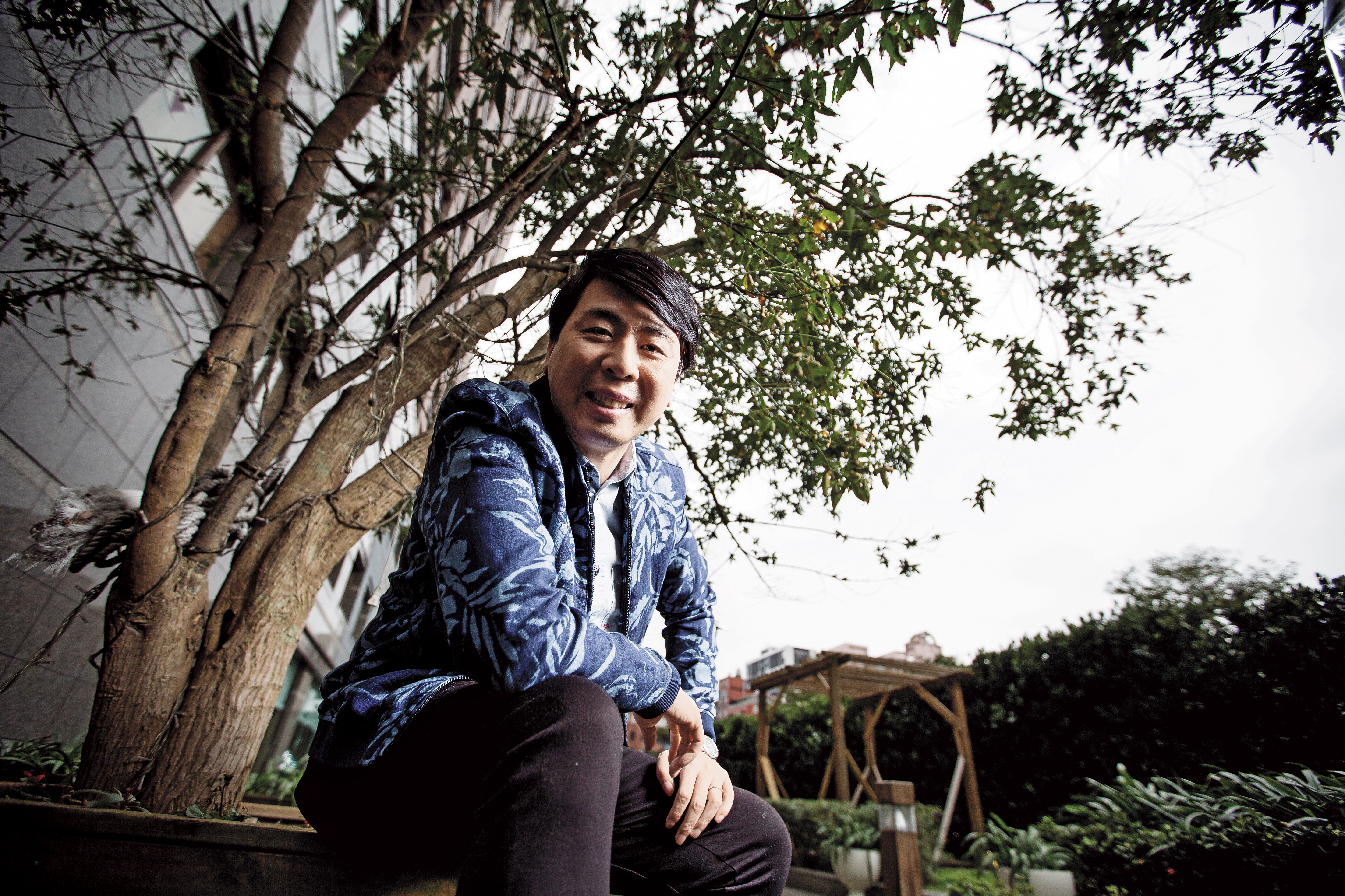 父親是知名資深藝人梁修身，但梁赫群不靠爸，一步一腳印努力，成為知名製作人，並且跨入幕前。