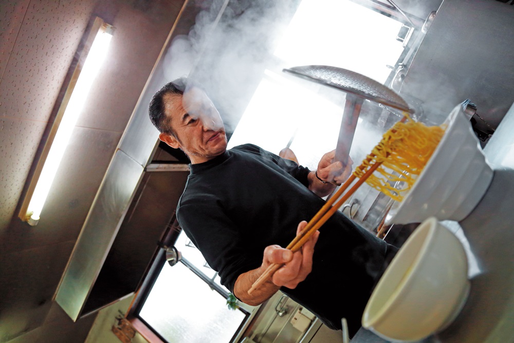 まるひろ老闆田村雅弘賣拉麵30多年，對於拉麵口感和湯頭都相當講究。