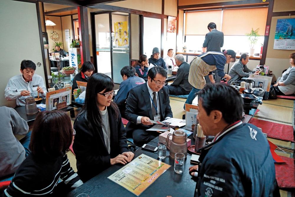 用餐時間，榻榻米用餐區坐滿客人，若遇到假日，排隊時間將會更久。