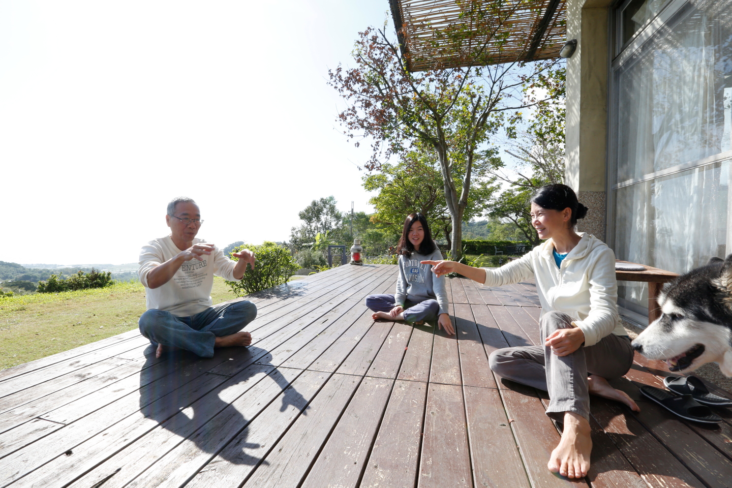 台東長濱「陽光佈居」民宿主人一家，每天都奢侈地享受著陽光從東海岸升起的日出海景。