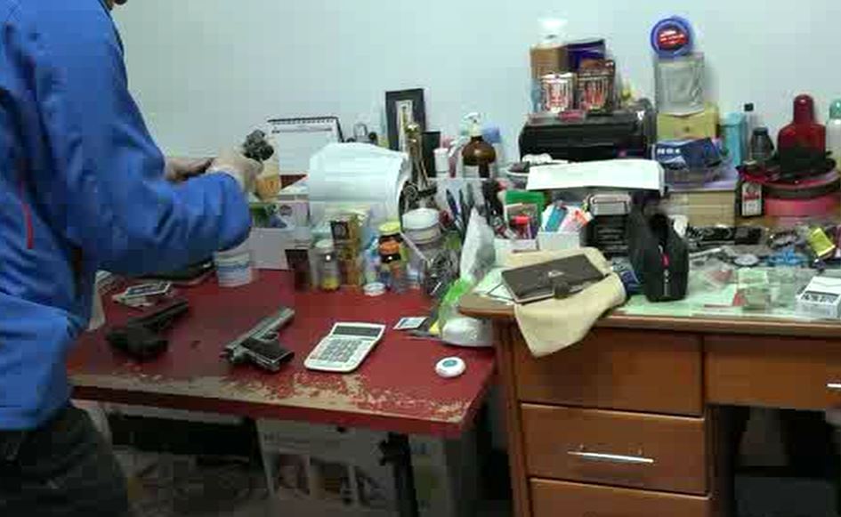 高男在房間內改造槍枝。