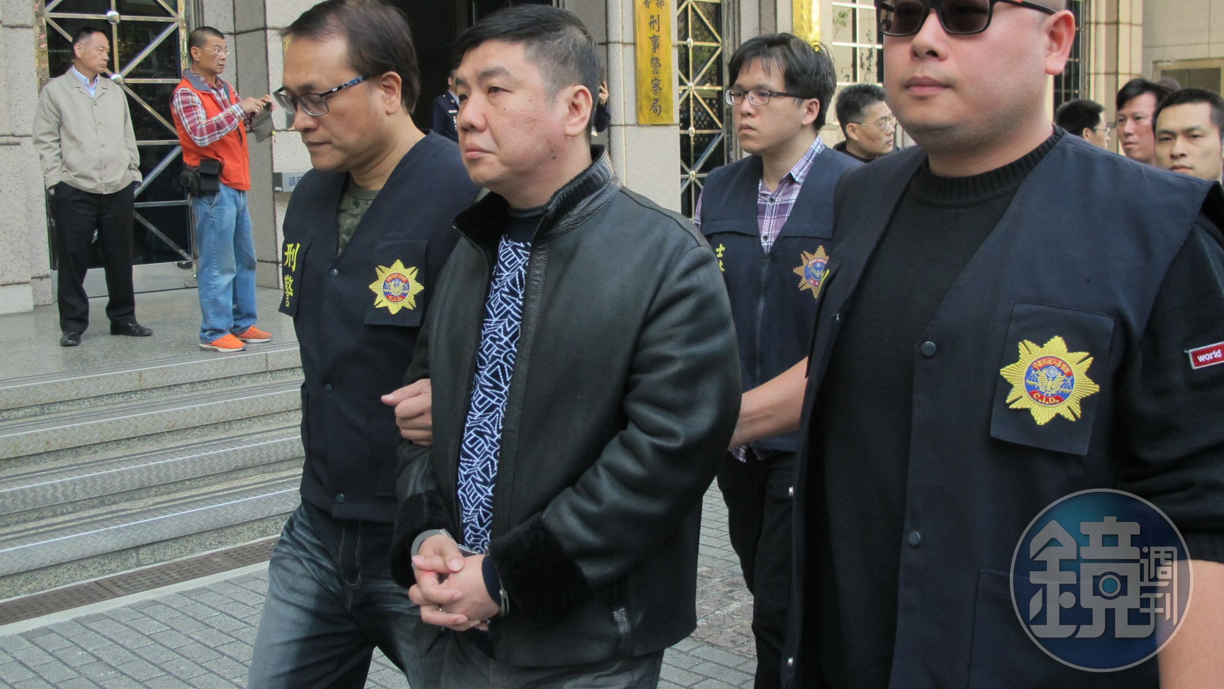 47歲的曾盈富綽號「鐵霸」，是天道盟太陽會的會長。