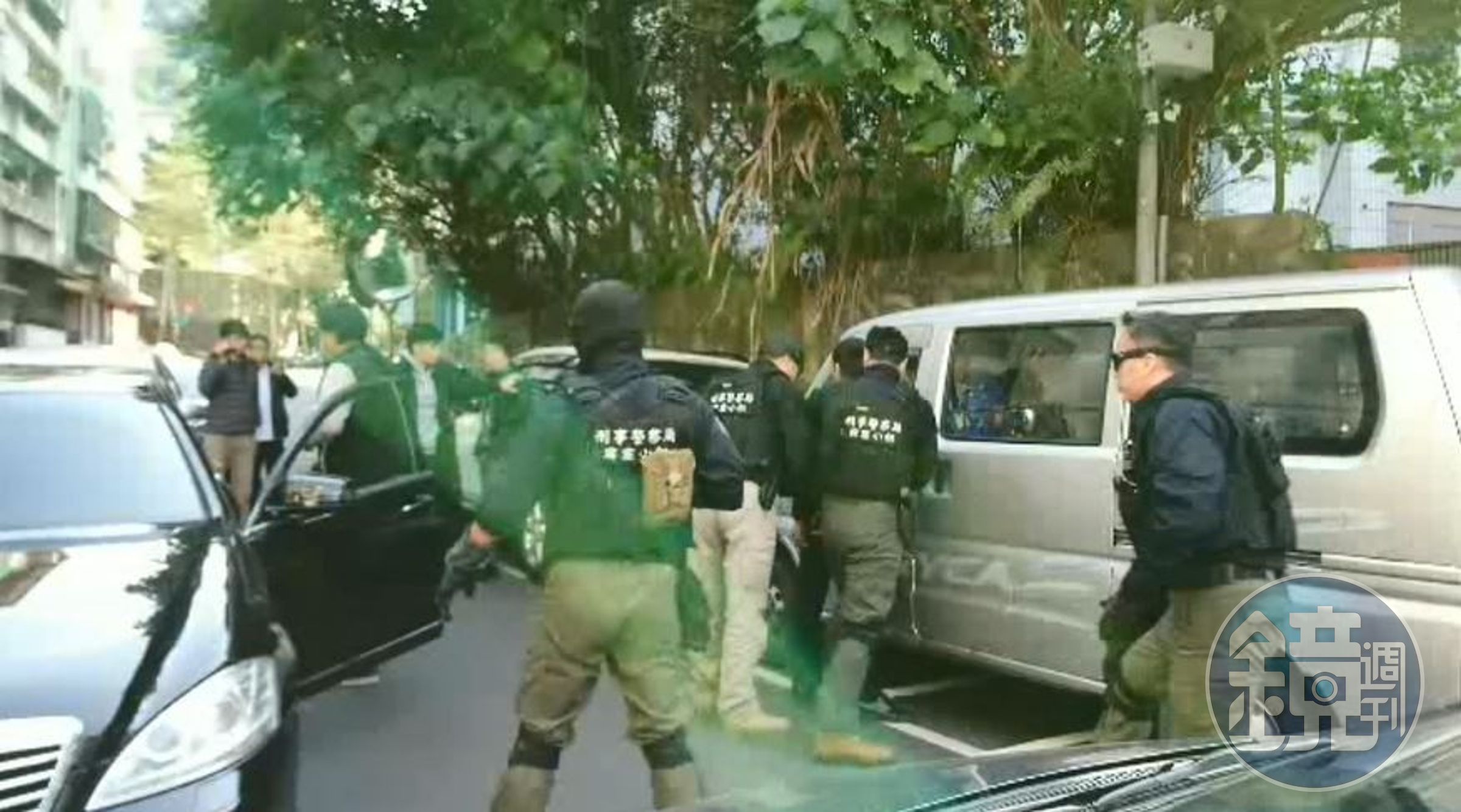 警方在情人節兵分多路，逮捕鐵霸等共9名涉案人員。