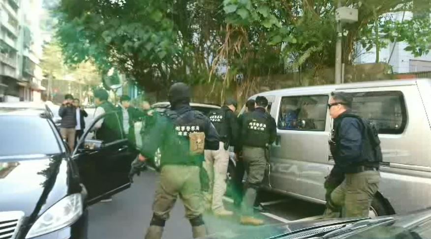 警方在情人節兵分多路，逮捕鐵霸等共9名涉案人員。