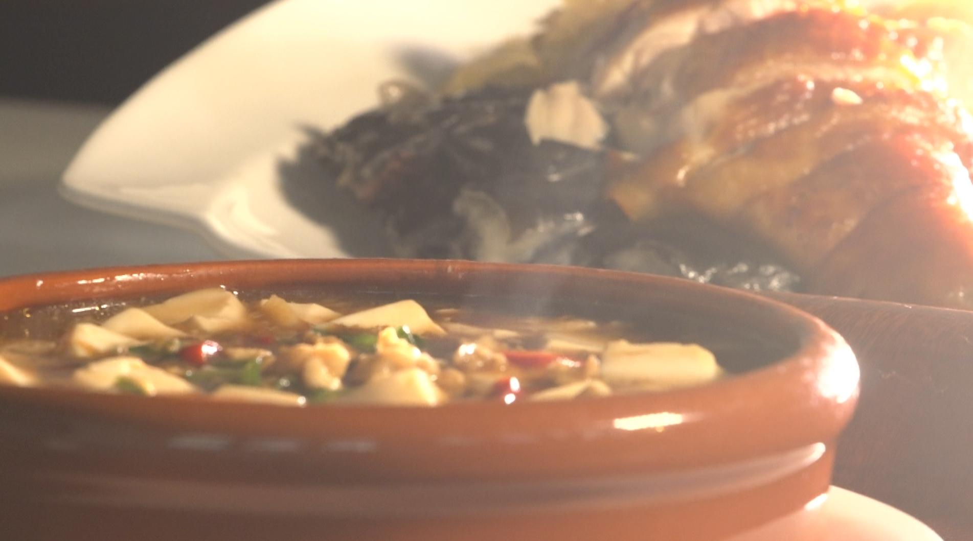 雞家莊的招牌菜「雞家豆腐」跟「三味雞」，雖不是神隱美食，還是大推啊！