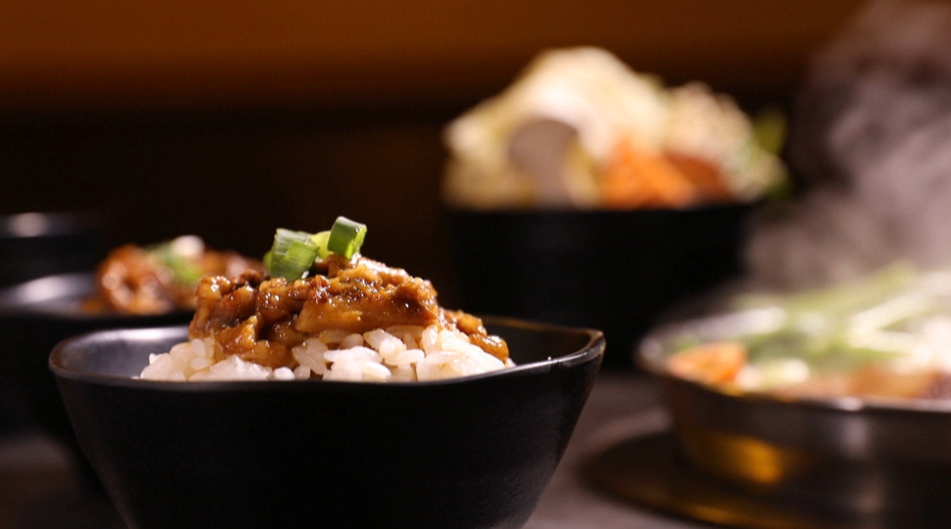 所謂神隱美食，就是這家店明明有主打菜色，但食客卻挖掘出一般人不知道的美味，像是這碗涮涮鍋附送的滷肉飯。