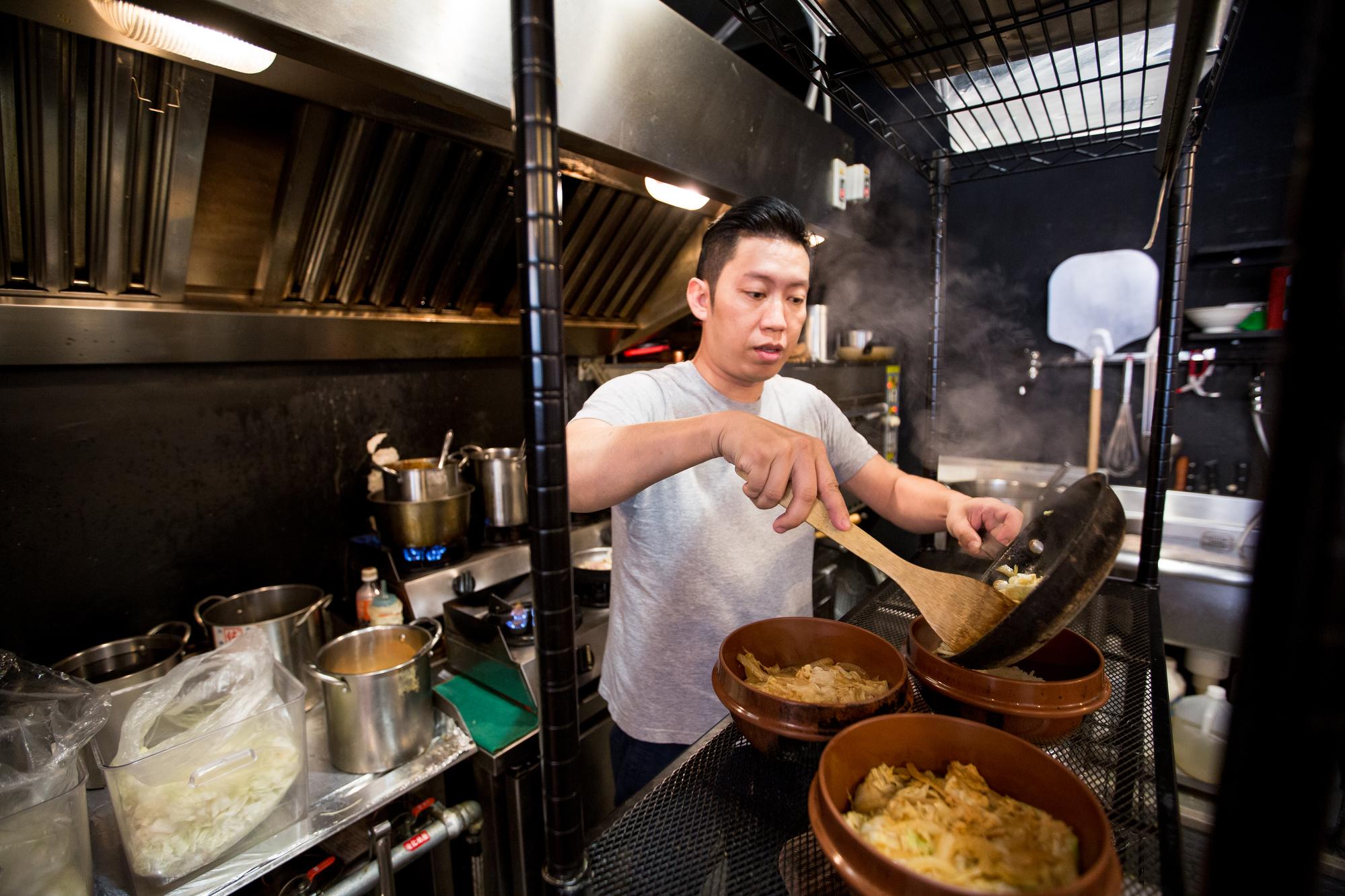 彭維雄假借米其林一星主廚名義，任職於新北市新莊的「來玩丼」，圖為工作一景。