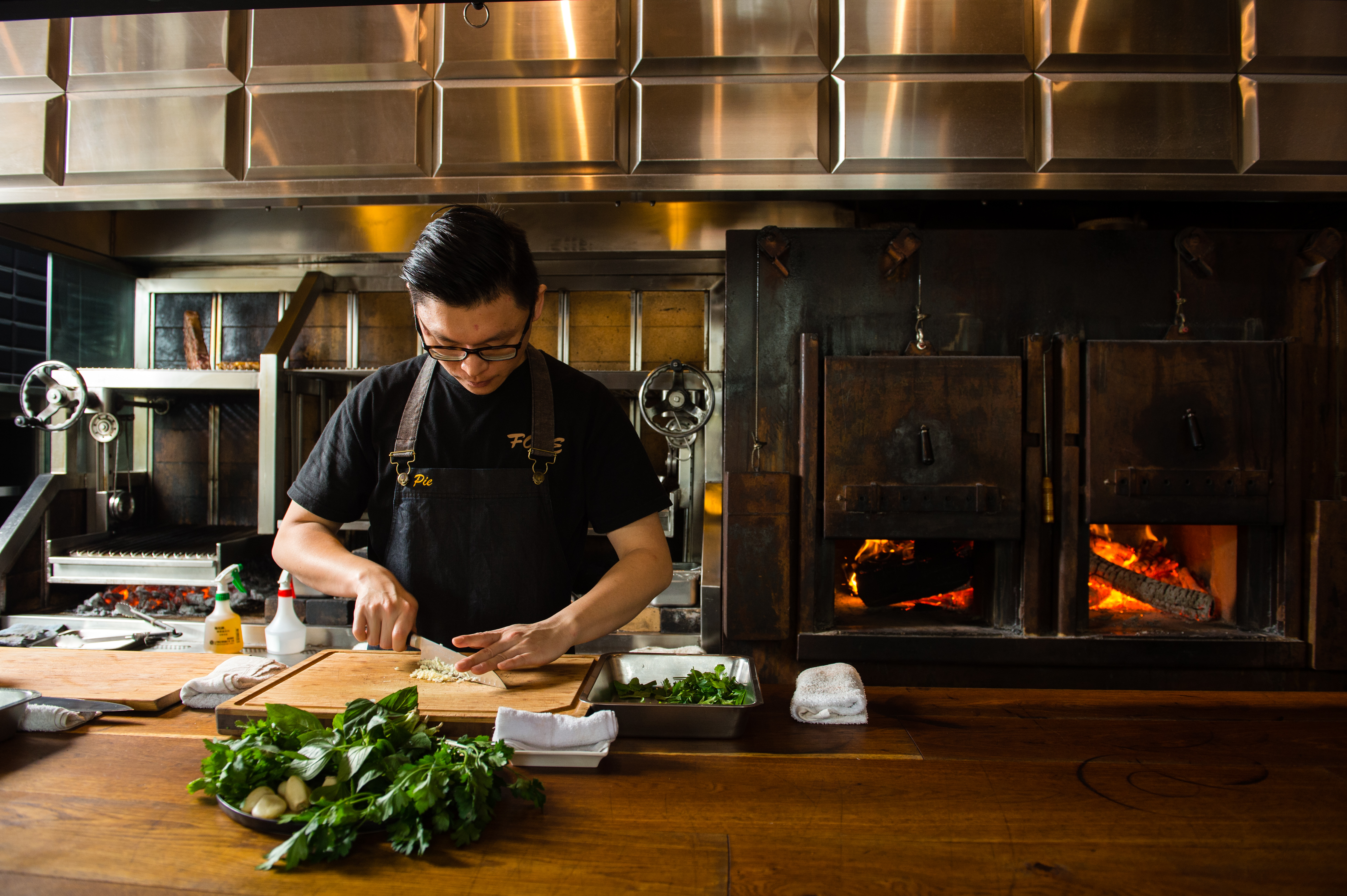 FORE主廚林昆霈以香草搭配燒烤料理，以草本芳馨去除柴燒料理的油膩感。
