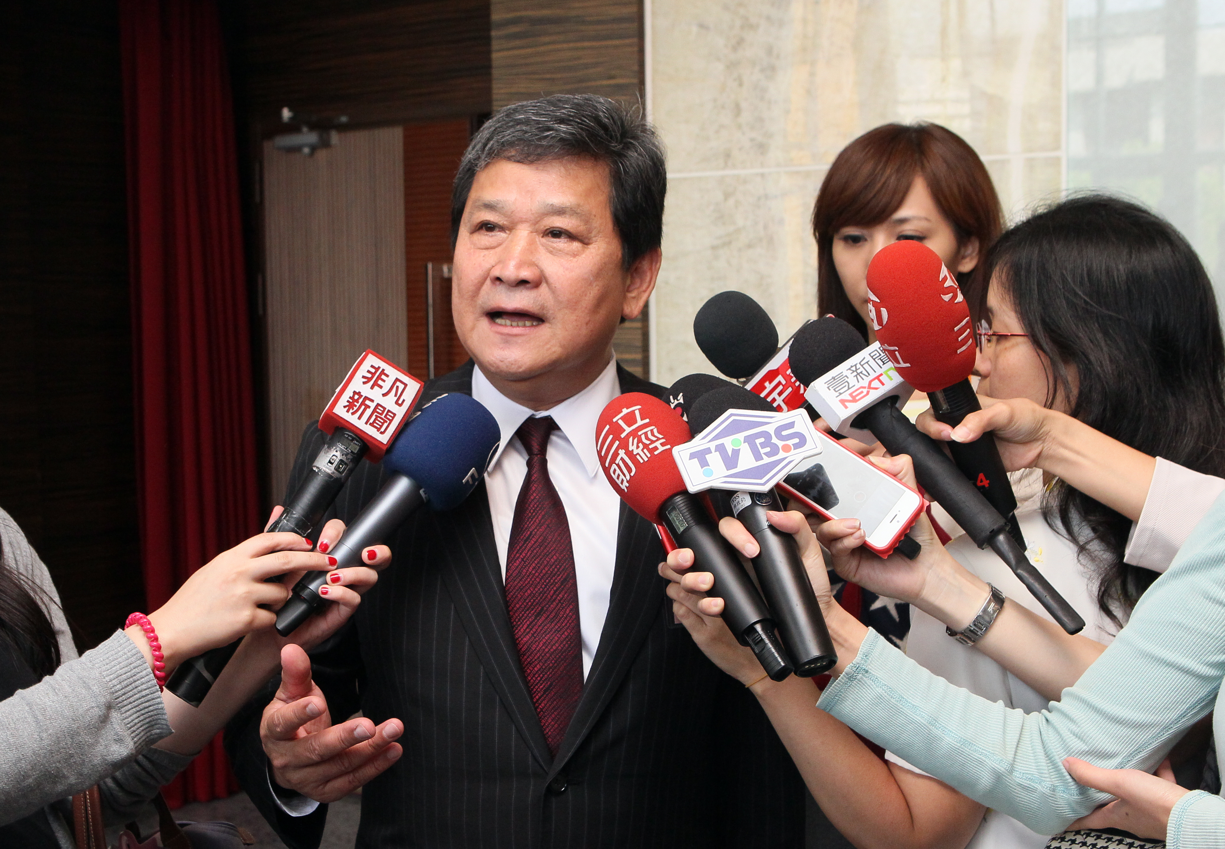 紙董事長簡鴻文遭公司指控偽造公司大小章，經營權之爭戰火再起。