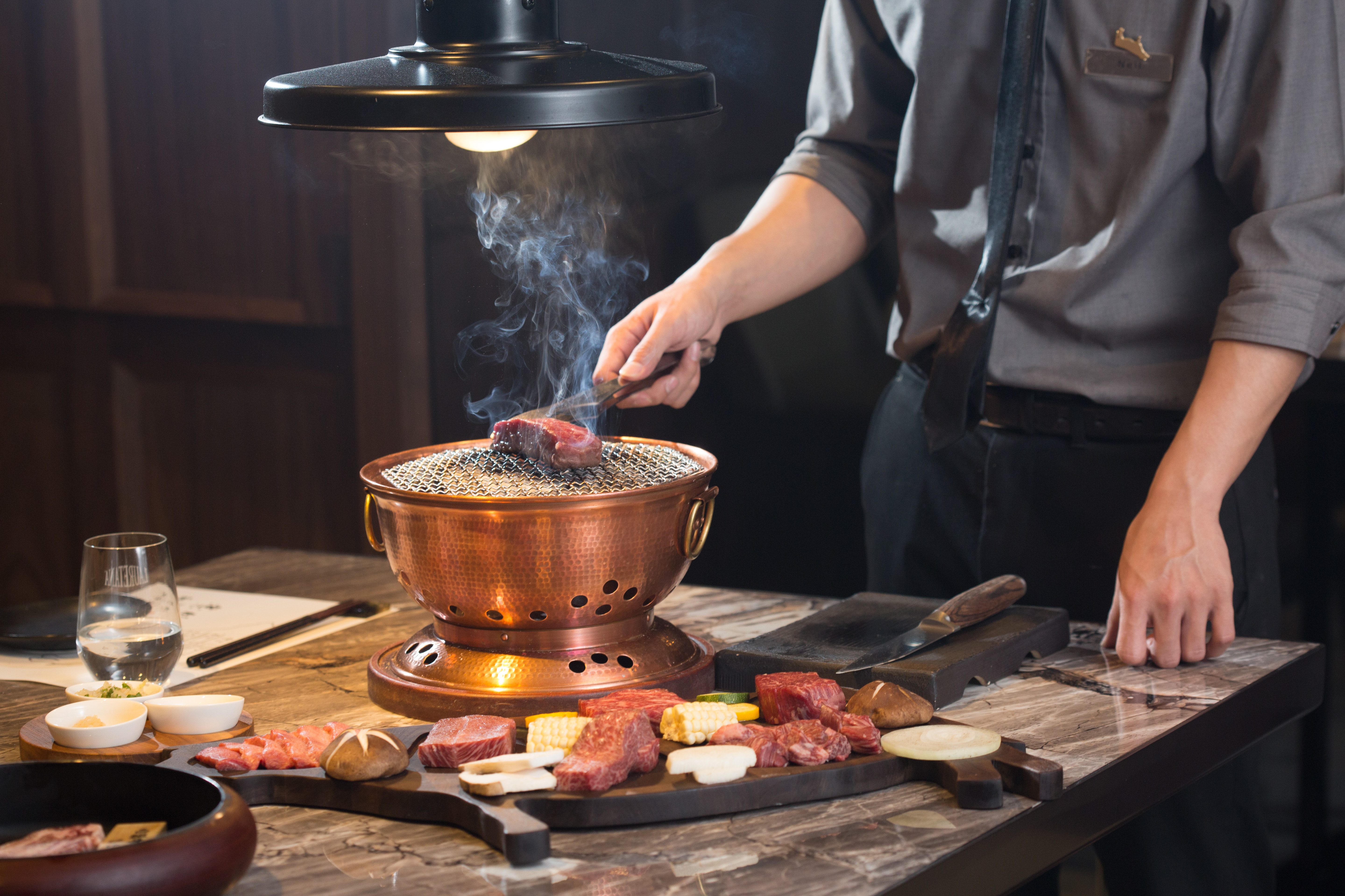既然有頂級燒肉食材，當然也有與之相稱的燒肉管家桌邊服務。