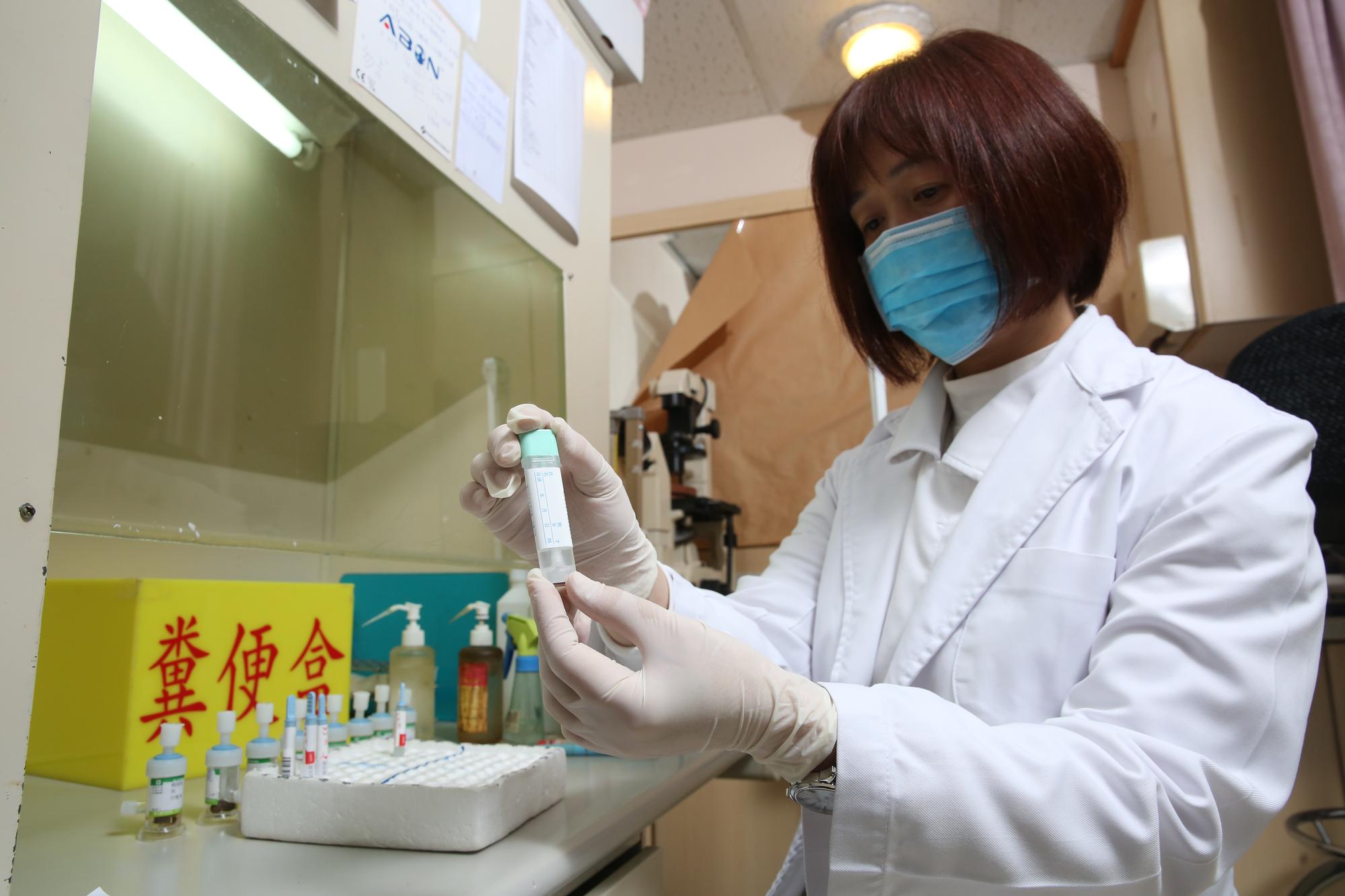 透過糞便潛血篩檢，可以藉此了解自己是否有息肉，或罹患大腸癌。