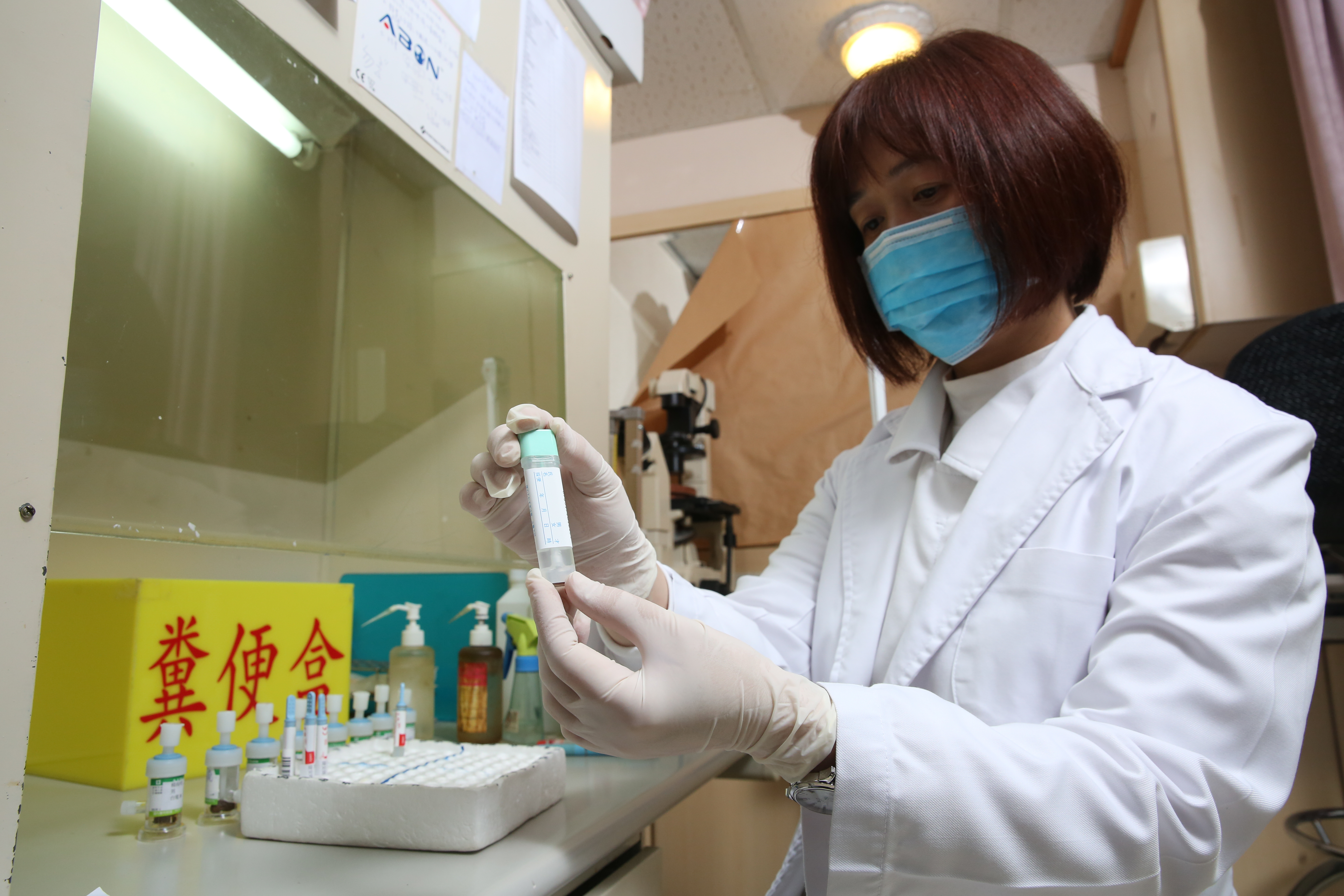 透過糞便潛血篩檢，可以藉此了解自己是否有息肉，或罹患大腸癌。
