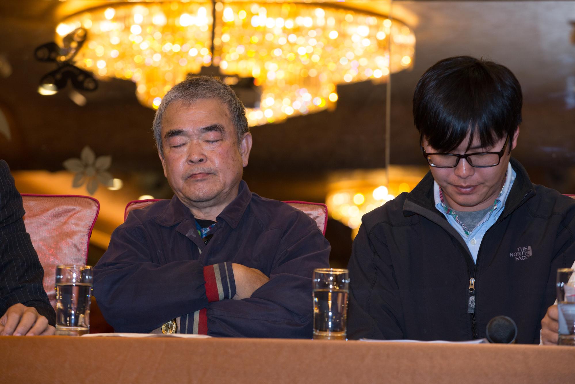 蝶戀花旅行社創辦人周比蒼(左)與負責人周繼弘(右),17日上午公開露面,並三度鞠躬致歉。