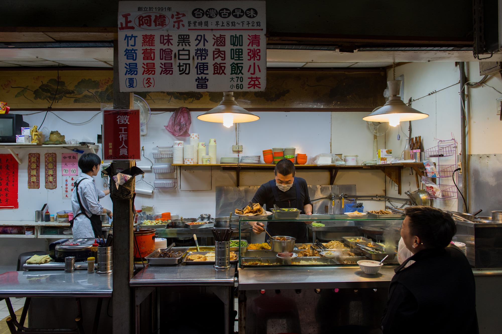 東三水街市場裡的「飯桌仔」,菜色實惠又當令,在矮凳、鐵桌上演四季。